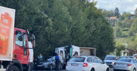 Kolaps na ulazu u Sarajevo: U trostrukom sudaru vozila prevrnuo se kamion, ima povrijeđenih