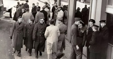 Fotografija iz 1943. zbunila ljude: “ON STOJI SAM. POGLEDAJTE ŠTA DRŽI U RUCI”