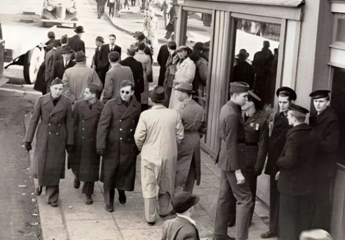 Fotografija iz 1943. zbunila ljude: “ON STOJI SAM. POGLEDAJTE ŠTA DRŽI U RUCI”