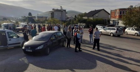 GRAĐANI OKUPLJENIN NA MJESTU NESREĆE U BLAGAJU: Traže postavljanje LEŽEĆIH POLICAJACA 