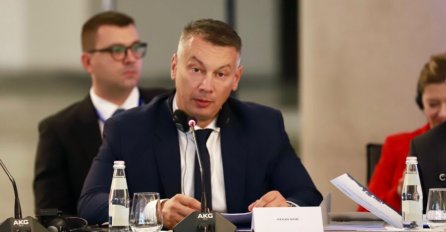 IZAZVAO BURNE REAKCIJE: Nešić podijelio lažnu sliku Vijećnice s bojama zastave Kosova i zaprijetio gradonačelnici Sarajeva