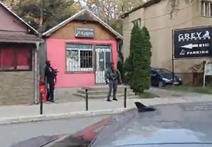 POGLEDAJTE ŠTA SE JUTROS DOGAĐA NA KOSOVU, upravo se oglasila policija! Nekoliko kosovskih specijalaca stiglo ispred njegove zgrade