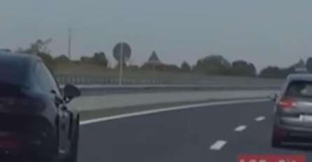 PUN GAS NA NOVOJ DIONICI AUTO-PUTA! PRESRETAČI ZAUSTAVILI PORŠE SA 227 KM/H: A kad je auto stao, tek tada je uslijedio pravi ŠOK! OVO JE STRAŠNO (VIDEO)