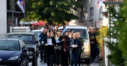 ZVEČAN ZAVIJEN U CRNO, POSLJEDNJI OPROŠTAJ OD STEFANA NEDELJKOVIĆA: Krst i slika ubijenog srpskog teroriste na čelu kilometarske povorke