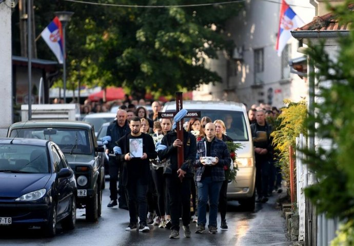 ZVEČAN ZAVIJEN U CRNO, POSLJEDNJI OPROŠTAJ OD STEFANA NEDELJKOVIĆA: Krst i slika ubijenog srpskog teroriste na čelu kilometarske povorke