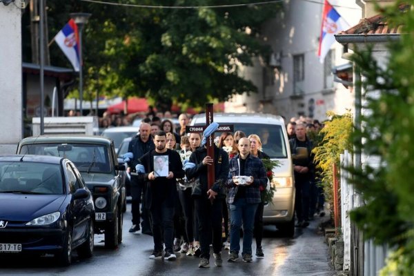 ZVEČAN ZAVIJEN U CRNO, POSLJEDNJI OPROŠTAJ OD STEFANA NEDELJKOVIĆA: Krst i slika ubijenog srpskog teroriste na čelu kilometarske povorke