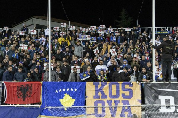 OBJEŠENI SRBI, GROBLJE I TENK! Skandalozna PROVOKACIJA na Kosovu: JEZIVE PRIJETNJE navijača Trepče! (FOTO)