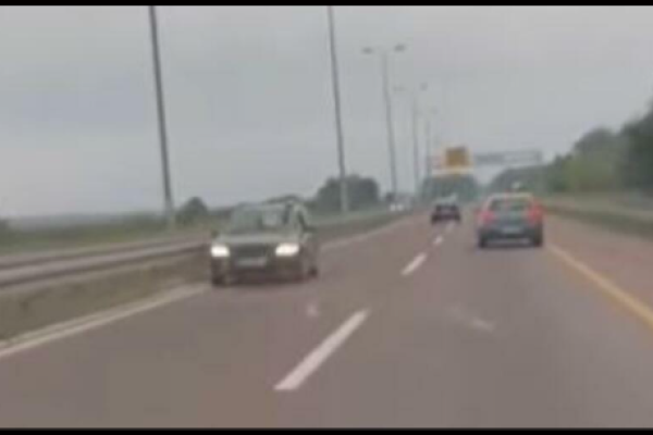 OPET VOZE U SUPROTNOM SMJERU NA AUTO-PUTU: Ovaj brzom trakom jurcao, NEKO ĆE POGINUTI, DOKLE VIŠE?! (VIDEO)