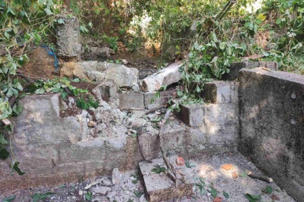 Zemljotres kod Gruda izazvao brojna oštećenja, stijena se urušila pred samu kuću, potres uzrokovao i prekid nastave (FOTO)