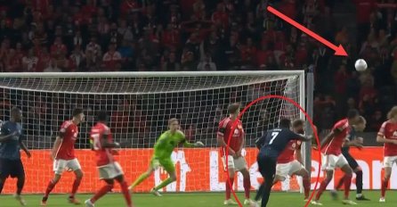 JAOOOOOOOOO, OVO GRANIČI S NEMOGUĆIM: Lopta je išla daleko od gola, a onda "čudo neviđeno" (VIDEO)