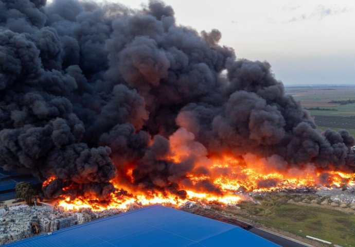 ZASTRAŠUJUĆE SCENE NAKON POŽARA U HRVATSKOJ! Užarena plastika teče kao LAVA! Izjava gradonačelnika izazvala bijes (FOTO)