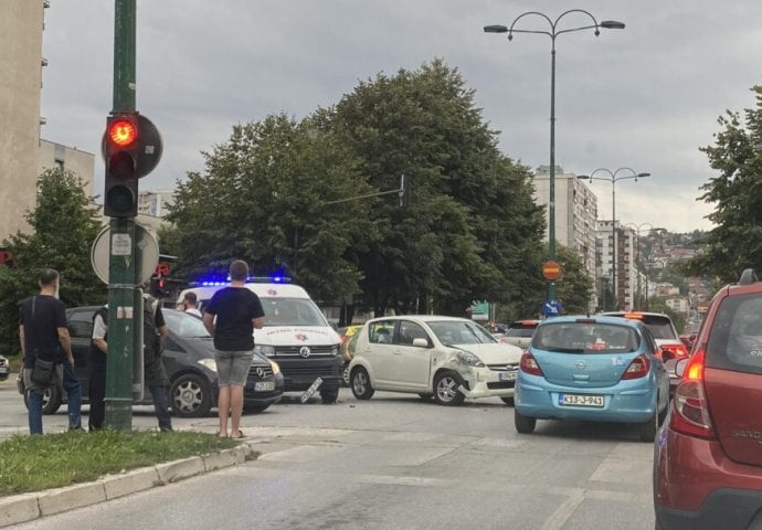 Sarajevo: U sudaru učestvovala kola Hitne pomoći i automobil (FOTO)