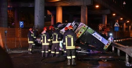 TIJELA POREĐANA PO ZEMLJI, SVEŠTENIK SE MOLI ZA NJIHOVE DUŠE: Potresne scene u Veneciji nakon jučerašnje tragedije koja je odnijela 21 život (VIDEO)