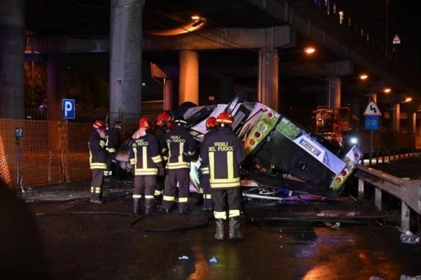 TIJELA POREĐANA PO ZEMLJI, SVEŠTENIK SE MOLI ZA NJIHOVE DUŠE: Potresne scene u Veneciji nakon jučerašnje tragedije koja je odnijela 21 život (VIDEO)