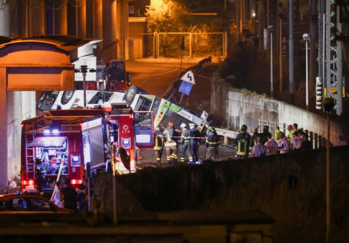 SNIMAK KOJI LEDI KRV U ŽILAMA: Trenutak kada je autobus sletio s nadvožnjaka u Veneciji