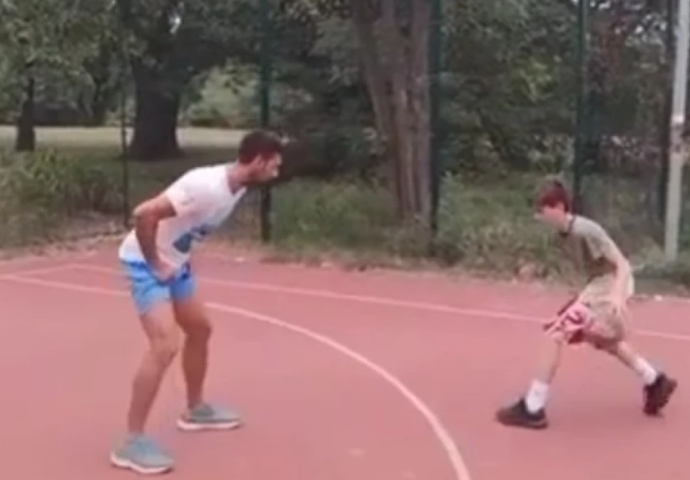 UUU ZAMALO!  Đoković sa dječakom zaigrao basket (VIDEO)
