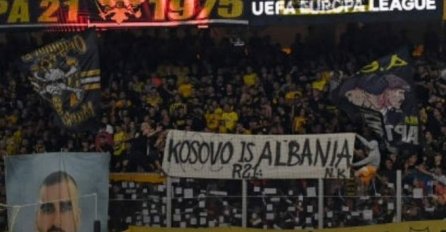 Navijači AEK-a razvili transparent i razljutili Srbe na meču protiv Ajaxa: POGLEDAJTE ŠTA PIŠE