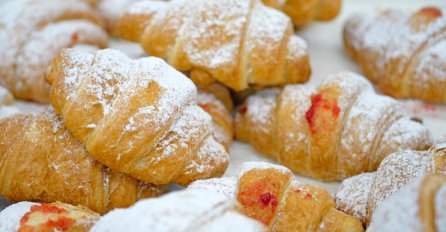 VAZDUŠASTE KIFLICE BEZ KVASCA: Treba vam samo 4 sastojaka, a jedna namirnica diže tijesto i čini ih MEKANIM KAO PUTER