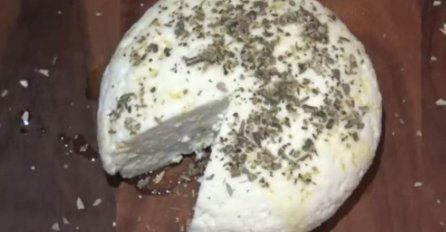 AROMATIČNI DOMAĆI SIR: Za samo sat i po vremena i od 2 sastojka (VIDEO)