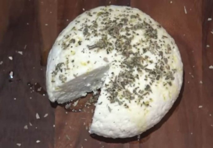 AROMATIČNI DOMAĆI SIR: Za samo sat i po vremena i od 2 sastojka (VIDEO)