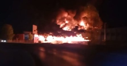 Požar u Gradačcu, gore pogoni industrije modne konfekcije Kula (VIDEO)