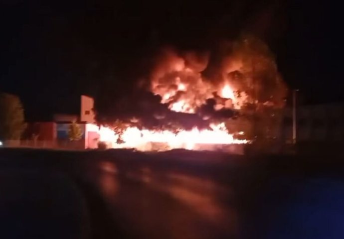 Požar u Gradačcu, gore pogoni industrije modne konfekcije Kula (VIDEO)