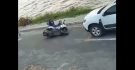 Tip je pokušao pomoći curama koje su pale s motora: SNIMAK ONOGA ŠTO JE ZATIM USLIJEDILO JE TEŠKI HIT (VIDEO)