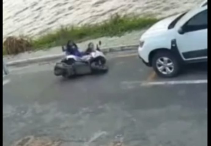 Tip je pokušao pomoći curama koje su pale s motora: SNIMAK ONOGA ŠTO JE ZATIM USLIJEDILO JE TEŠKI HIT (VIDEO)
