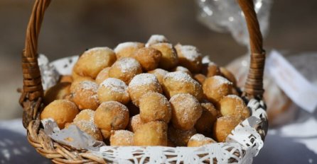 CIJELA PORODICA ĆE UŽIVATI U OVIM FRITULAMA OD JOGURTA : Recept za odličan desert, tajna je u samo jednom sastojku