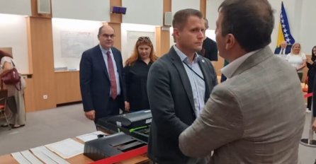 Vukanović čekao Schmidta u CIK-u: “Šta je bio vaš dogovor u Beogradu?” (VIDEO)
