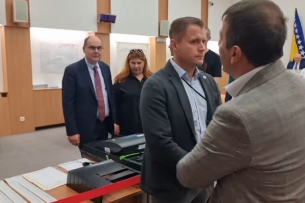 Vukanović čekao Schmidta u CIK-u: “Šta je bio vaš dogovor u Beogradu?” (VIDEO)