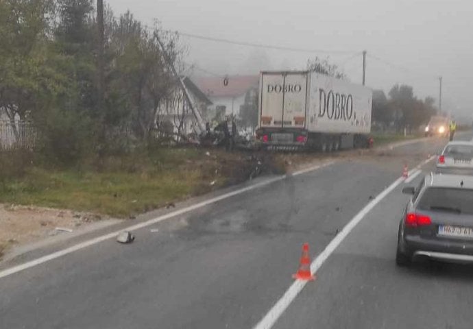 STRAVIČNA NESREĆA TOKOM NOĆI: Jedna osoba poginula, dvoje povrijeđeno