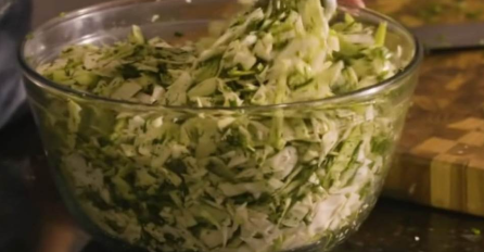 NAJJEDNOSTAVNIJI RECEPT ZA KUPUS SALATU SAVRŠENOG OKUSA: Još je bolja kad odstoji par dana