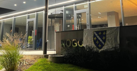 “OVO JE KRVLJU BRANJENO”: Ispred zgrade Fudbalskog saveza BiH okačena zastava s ljiljanima