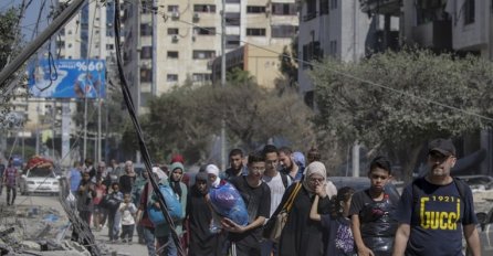 Civili sa sjevera Gaze bježe pješice, s vrećicama u rukama: POGLEDAJTE FOTOGRAFIJE