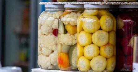 Kako da PASTERIZUJETE TEGLE u rerni? Jednostavan korak koji će vam omogućiti da uživate u omiljenoj ZIMNICI cijele zime