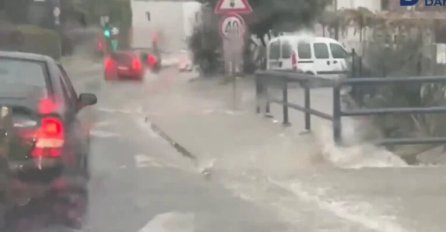 STRAŠNO NEVRIJEME POGODILO HRVATSKU! Snimci užasa se šire društvenim mrežama: Bujice odnose ŠAHTE, susnježica napravila HAOS! (VIDEO)