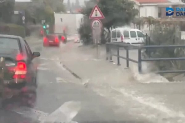 STRAŠNO NEVRIJEME POGODILO HRVATSKU! Snimci užasa se šire društvenim mrežama: Bujice odnose ŠAHTE, susnježica napravila HAOS! (VIDEO)