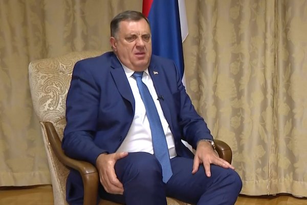 BAHATIO SE, PRAVIO GRIMASE, MAHAO RUKAMA: Nervozni Dodik pred kamerama, pogledajte šta je rekao o najavi da priprema bijeg iz zemlje…