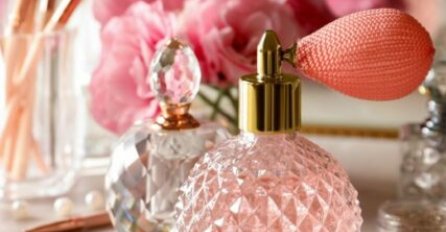 SAVJETI STRUČNJAKA: Kako da vam parfem traje cijelog dana i zašto ga ne treba držati u kupatilu? TRIKOVI KOJI ĆE VAM SIGURNO KORISTITI 