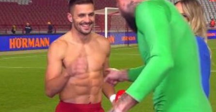 "Isklesani" Tadić se skinuo do pojasa, VANJA MU BROJI PLOČICE: A pogledajte reakciju VODITELJICE (VIDEO)