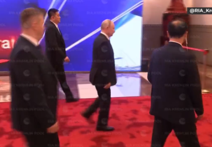 PUTIN U KINI SNIMLJEN SA NUKLEARNOM AKTOVKOM? Osiguranje ga okružilo, pogledajte snimak (VIDEO)