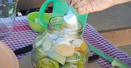 DEDA MIRKO PRAVI NAJBOLJI ZELENI PARADAJZ U TEGLI BEZ KONZERVANSA: Preukusna zimnica - recept mu svi traže