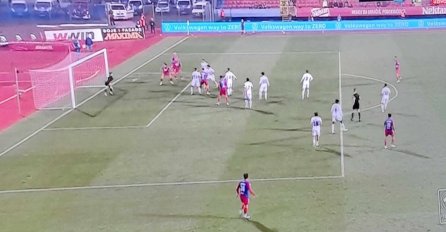 SNIMAK NEVIĐENE LAKRDIJE OBILAZI BALKAN: Ovo je pomoćni sudija koji “nije vidio” čist offside u derbiju koji bi mogao odlučiti i prvaka
