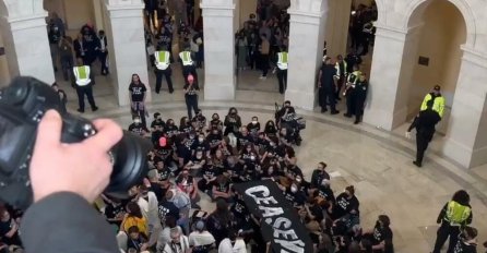 PROTESTI U VAŠINGTONU, DEMONSTRANTI UŠLI U KAPITOL HIL: Traže hitan prekid sukoba u Gazi i Izraelu! POLICIJA IH HAPSI (VIDEO)