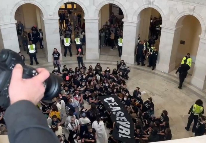 PROTESTI U VAŠINGTONU, DEMONSTRANTI UŠLI U KAPITOL HIL: Traže hitan prekid sukoba u Gazi i Izraelu! POLICIJA IH HAPSI (VIDEO)