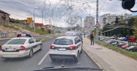 Muškarac u Sarajevu kamenjem porazbijao stakla na tri nova trolejbusa: “Meni je ovo nepojmoljivo i nevjerovatno”