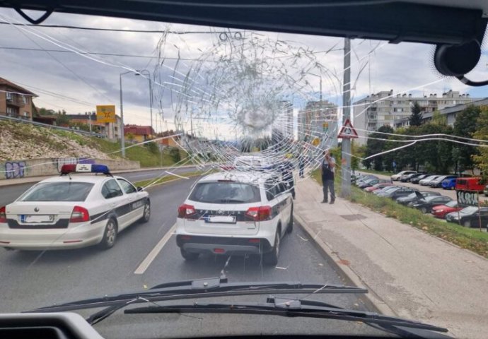 Muškarac u Sarajevu kamenjem porazbijao stakla na tri nova trolejbusa: “Meni je ovo nepojmoljivo i nevjerovatno”