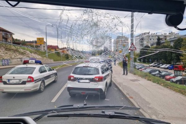 Muškarac u Sarajevu kamenjem porazbijao stakla na tri nova trolejbusa: “Meni je ovo nepojmoljivo i nevjerovatno”