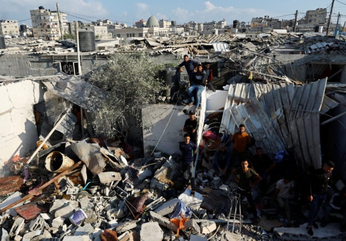 Posljedice izraelskog zračnog napada na Khan Yunis, mjesto gdje je Palestincima rečeno da se presele (FOTO)